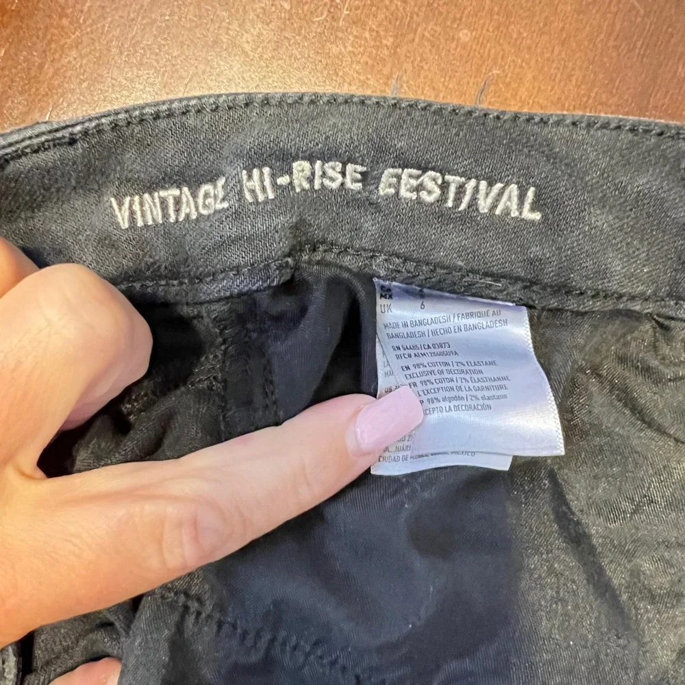 1078 | American Eagle Vintage Hi-Rise‎ Festival Distressed Denim Shorts Black 6